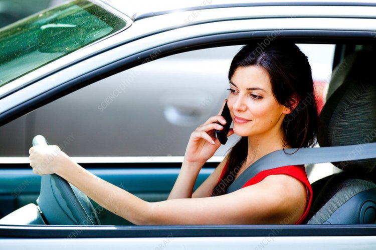 New Traffic Code: Τι προβλέπει ο νέος ΚΟΚ για τη χρήση κινητού