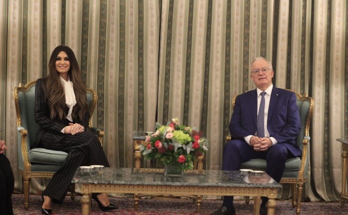 U.S. Ambassador - Kimberly Guilfoyle: Στο Προεδρικό Μέγαρο η Κίμπερλι Γκιλφόιλ για τα διαπιστευτήρια στον Τασούλα - «Έχω πάει Μύκονο και Σαντορίνη» [Video+Pics]