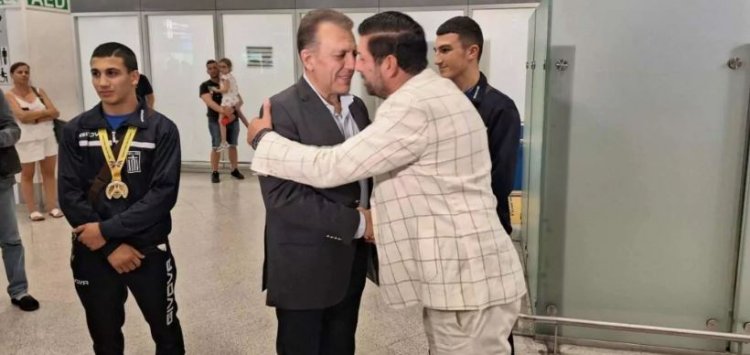 Οι προδότες υπονομεύουν τον Βρούτση και τον Μαριόλη