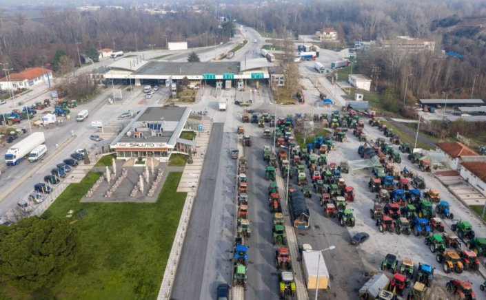 Protesting Greek farmers: Τελεσίγραφο των αγροτών!! «Κλείνουμε και τις εναλλακτικές» - Κλιμακώνουν οι αγρότες μέχρι την Τρίτη & ανοίγουν τα μπλόκα για τις γιορτές!!