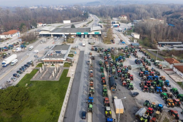 Protesting Greek farmers: Τελεσίγραφο των αγροτών!! «Κλείνουμε και τις εναλλακτικές» - Κλιμακώνουν οι αγρότες μέχρι την Τρίτη & ανοίγουν τα μπλόκα για τις γιορτές!!