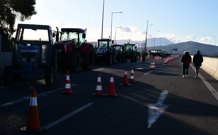 Protesting Greek farmers: Οι Αγρότες δεν πάνε στη συνάντηση με Μητσοτάκη!! Σε τροχιά κλιμάκωσης οι κινητοποιήσεις!!