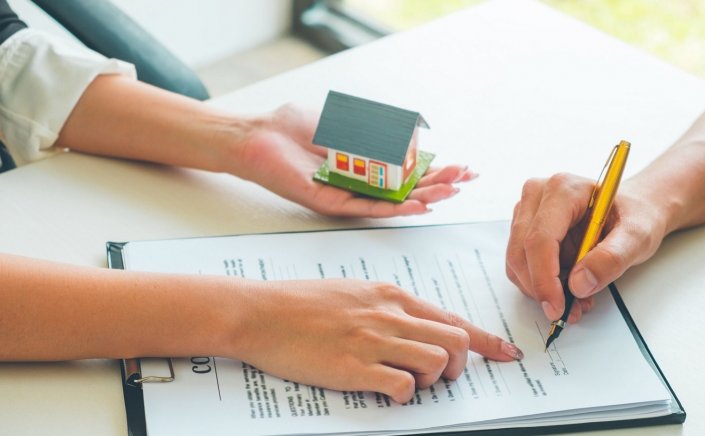 Property Transfer: Πώς χάνονται τα αφορολόγητα όρια στις γονικές παροχές και τις δωρεές