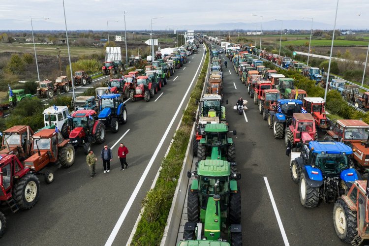 Protesting Greek farmers: Μετωπική σύγκρουση!! Με ΜΑΤ και «μπόλικο» κοινωνικό αυτοματισμό η απάντηση της κυβέρνησης στους αγρότες [Χάρτης με τα μπλόκα]