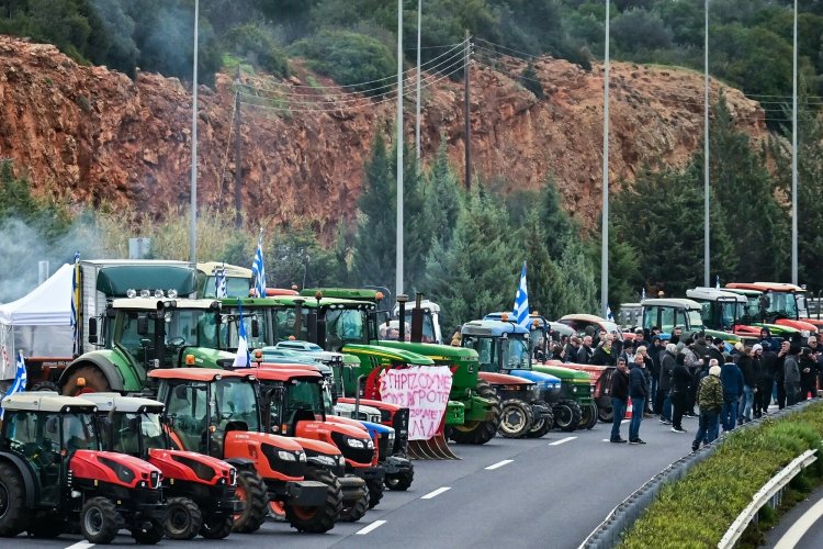 Protesting Greek farmers: Η «Τρίτη και 13» που τίναξε τον διάλογο στον αέρα!! Κλιμακώνονται τα μπλόκα μετά το αδιέξοδο - Πώς γκρεμίστηκαν οι γέφυρες με τους αγρότες!!