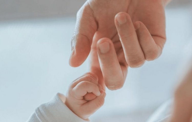 Labor Law Update: Νέα άδεια 6 ημερών με αποδοχές για μονογονείς στο Δημόσιο