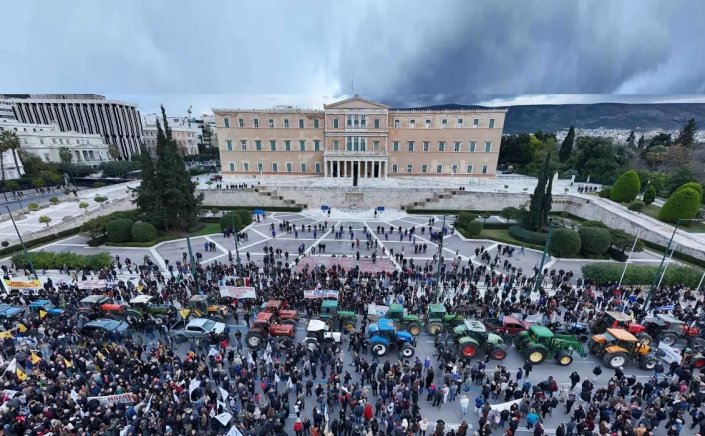 Farmers΄ protest in Syntagma Square: Στην «καρδιά» της Αθήνας βρίσκονται οι αγρότες για το συλλαλητήριο που βρίσκεται σε εξέλιξη!! Έφτασαν στο Σύνταγμα τα τρακτέρ!!