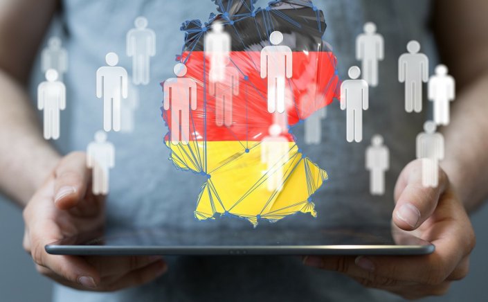 Greek Diaspora Postal Vote: Πώς θα ψηφίζουν πλέον οι Έλληνες του εξωτερικού και οι «παγίδες» της τριεδρικής εκλογικής περιφέρειας